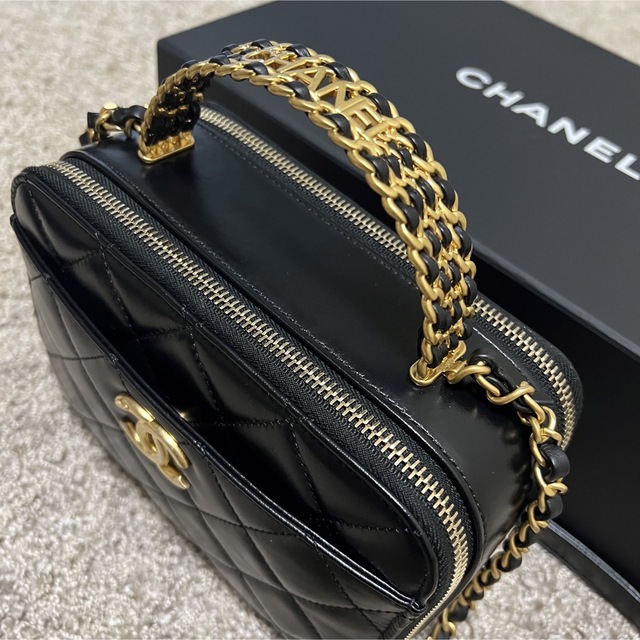 CHANEL(シャネル)の新品　CHANEL ヴァニティー ケース シャイニー カーフスキン ブラック レディースのバッグ(ハンドバッグ)の商品写真