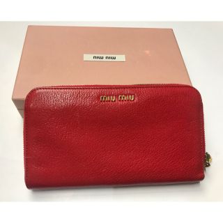 ミュウミュウ(miumiu)のRR525 ミュウミュウ　長い財布　ラウンドジップ　赤(長財布)