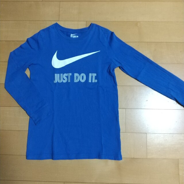 NIKE(ナイキ)のNIKE 長袖Tシャツ S 130 140 キッズ/ベビー/マタニティのキッズ服男の子用(90cm~)(Tシャツ/カットソー)の商品写真