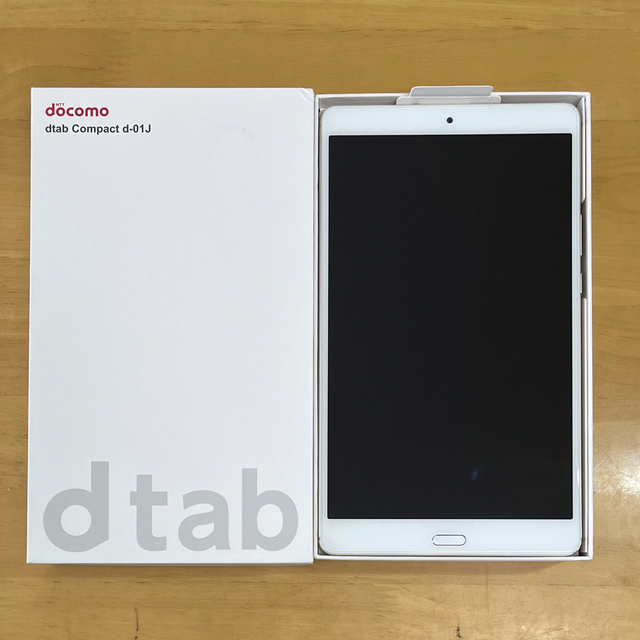 NTTdocomo(エヌティティドコモ)のdocomo dtab compact  d-01J ゴールド タブレット スマホ/家電/カメラのPC/タブレット(タブレット)の商品写真