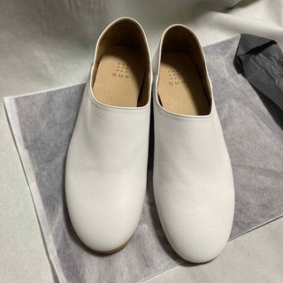 ミナペルホネン(mina perhonen)の【カランコロン様専用】que plain shoes ホワイト(ローファー/革靴)