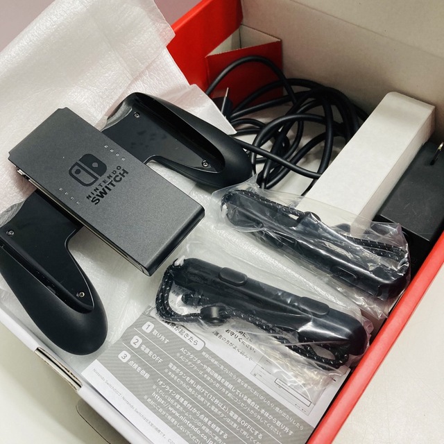 任天堂(ニンテンドウ)の任天堂 スイッチ 有機ELモデル Joy-Con(L)/(R) ホワイト エンタメ/ホビーのゲームソフト/ゲーム機本体(家庭用ゲーム機本体)の商品写真