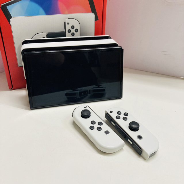 任天堂(ニンテンドウ)の任天堂 スイッチ 有機ELモデル Joy-Con(L)/(R) ホワイト エンタメ/ホビーのゲームソフト/ゲーム機本体(家庭用ゲーム機本体)の商品写真