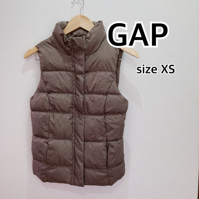 GAP(ギャップ)のGAP ギャップ　ダウンベスト　ブラウン　XS レディースのジャケット/アウター(ダウンベスト)の商品写真