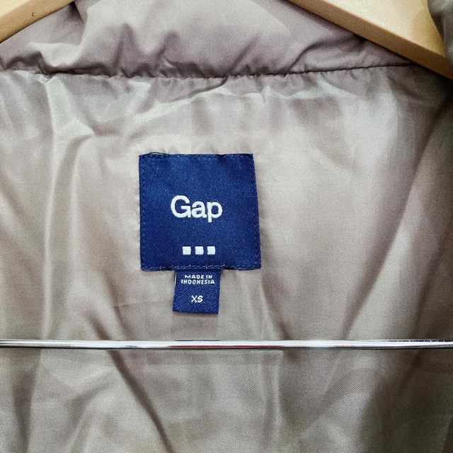 GAP(ギャップ)のGAP ギャップ　ダウンベスト　ブラウン　XS レディースのジャケット/アウター(ダウンベスト)の商品写真