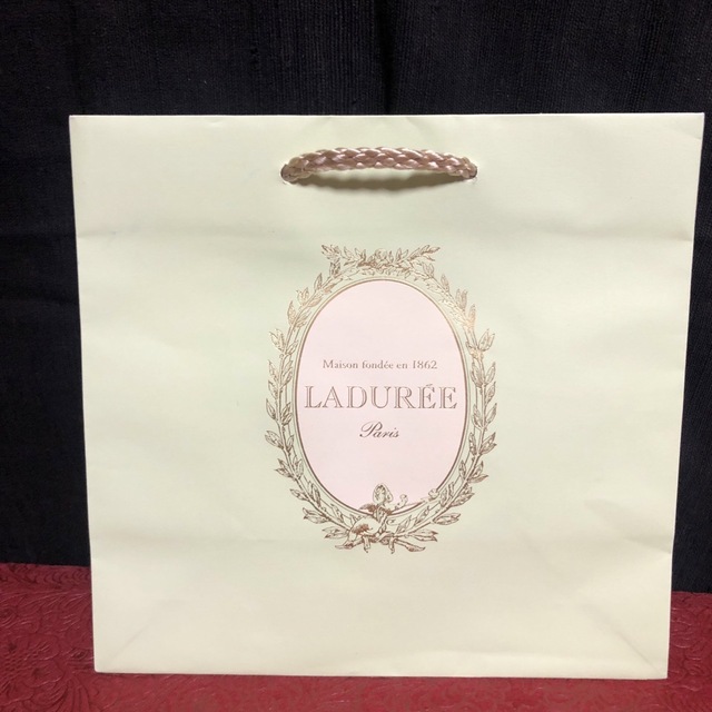 LADUREE(ラデュレ)のラデュレ　紙袋4枚セット レディースのバッグ(ショップ袋)の商品写真