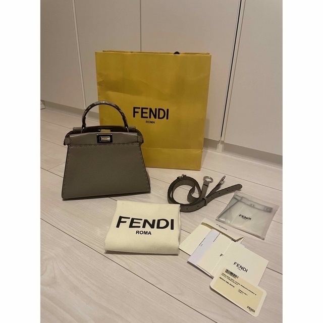 FENDI(フェンディ)の【おもち様専用】FENDI ピーカブー　ダブグレーセレリアバッグ レディースのバッグ(ハンドバッグ)の商品写真