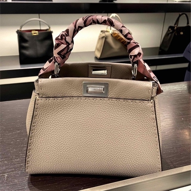 FENDI(フェンディ)の【おもち様専用】FENDI ピーカブー　ダブグレーセレリアバッグ レディースのバッグ(ハンドバッグ)の商品写真