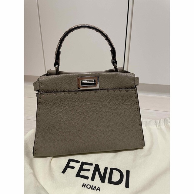 FENDI(フェンディ)の【おもち様専用】FENDI ピーカブー　ダブグレーセレリアバッグ レディースのバッグ(ハンドバッグ)の商品写真