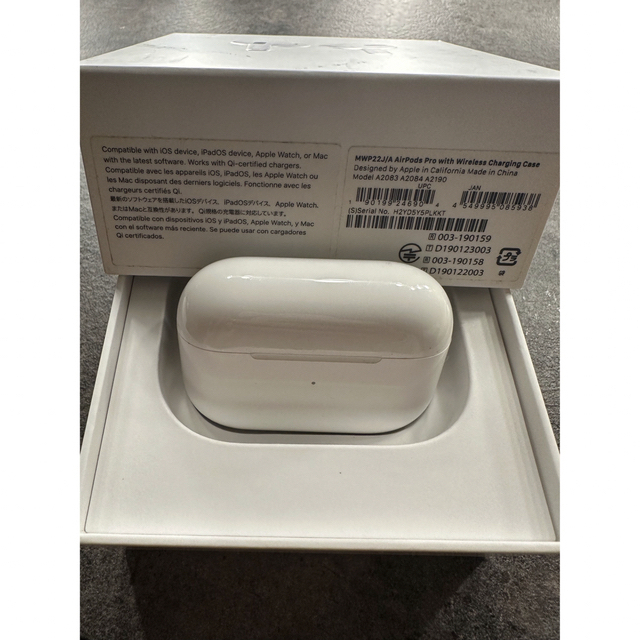 Apple(アップル)のAirPods Pro スマホ/家電/カメラのオーディオ機器(ヘッドフォン/イヤフォン)の商品写真