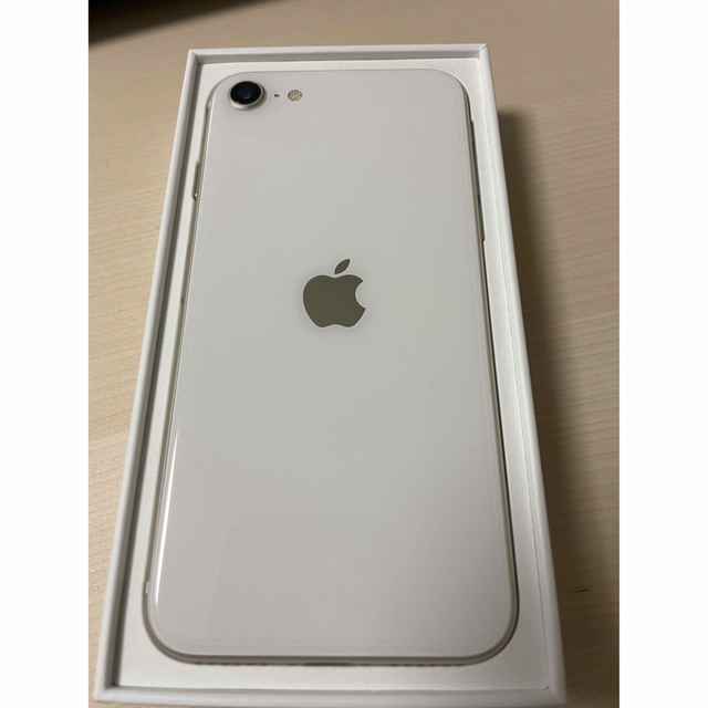 iPhone(アイフォーン)の未使用品 iPhoneSE 第3世代 64GB ホワイト SIMフリー スマホ/家電/カメラのスマートフォン/携帯電話(スマートフォン本体)の商品写真