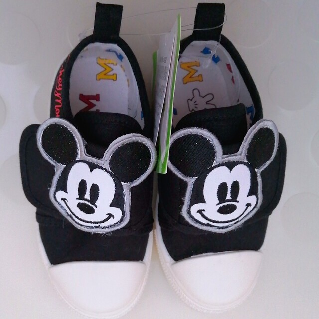 Disney(ディズニー)の【新品】ミッキーマウス　スニーカー　16cm　黒色　ブラック　マジックテープ キッズ/ベビー/マタニティのキッズ靴/シューズ(15cm~)(スニーカー)の商品写真