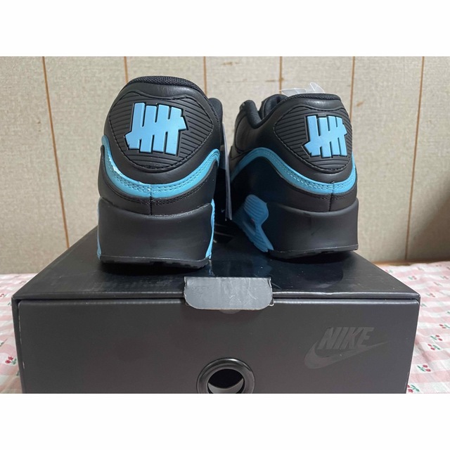 UNDEFEATED(アンディフィーテッド)のUNDEFEATED × NIKE AIR MAX 90 BLACK/BLUE メンズの靴/シューズ(スニーカー)の商品写真