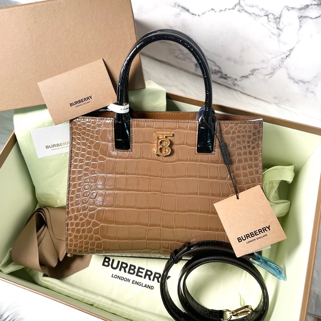 新作商品 BURBERRY - 未使用品☆バーバリー エンボスレザー ミ二