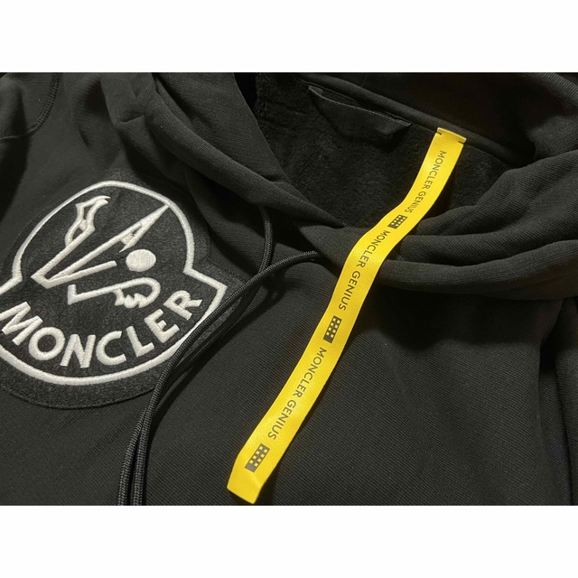 MONCLER(モンクレール)の即完売 MONCLER モンクレール ジーニアス ビック刺繍入り 希少 美品 メンズのトップス(パーカー)の商品写真