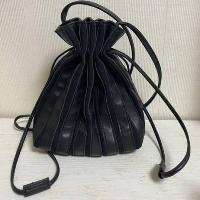 GU(ジーユー)のGU ドローストリングバック　ブラック レディースのバッグ(ショルダーバッグ)の商品写真