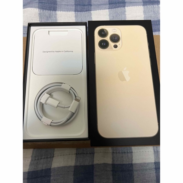 Apple(アップル)のiPhone13ProMax 256GB ゴールド SIMフリー スマホ/家電/カメラのスマートフォン/携帯電話(スマートフォン本体)の商品写真