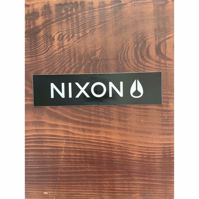 NIXONステッカー　黒/白文字 スポーツ/アウトドアのスノーボード(アクセサリー)の商品写真