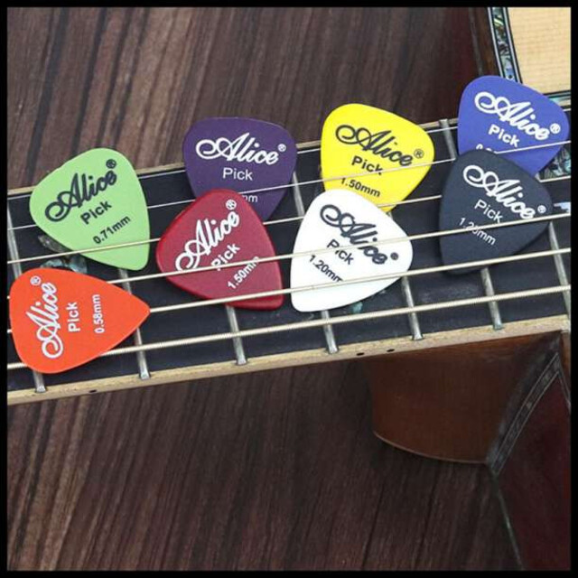 ピック 18枚 入り アコースティック エレキ ギター  ウクレレ カラフル 楽器のギター(アコースティックギター)の商品写真