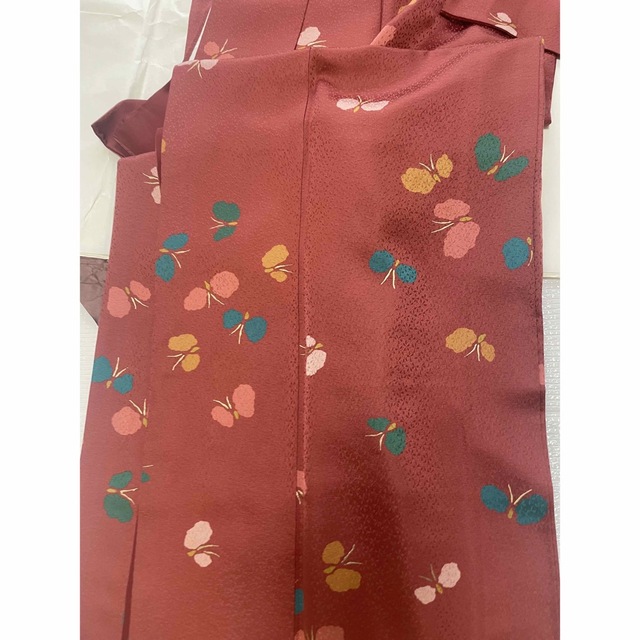 蝶柄　小紋　正絹　茶x赤 レディースの水着/浴衣(着物)の商品写真