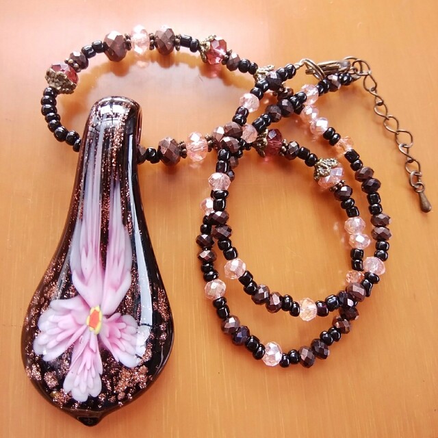 Lochie(ロキエ)のレトロ菖蒲の花ビーズネックレス レディースのアクセサリー(ネックレス)の商品写真