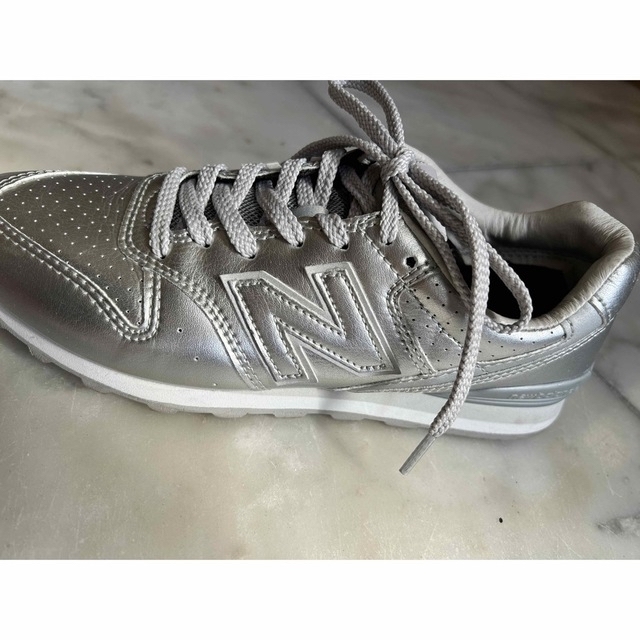 New Balance(ニューバランス)のニューバランス　お洒落！NEW BALANCE 24センチ　シルバー　 レディースの靴/シューズ(スニーカー)の商品写真