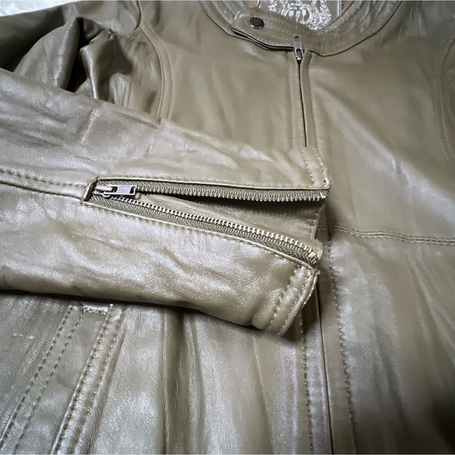 富永愛プロデュース　ノーカラー　レザーコート レディースのジャケット/アウター(ノーカラージャケット)の商品写真