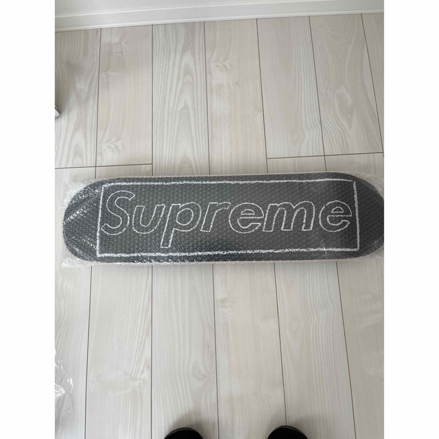 Supreme(シュプリーム)の値下げ不可 Supreme KAWS Chalk Logo Skateboard スポーツ/アウトドアのスポーツ/アウトドア その他(スケートボード)の商品写真