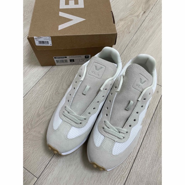 VEJA(ヴェジャ)のVEJA  新品未使用スニーカー　38 レディースの靴/シューズ(スニーカー)の商品写真