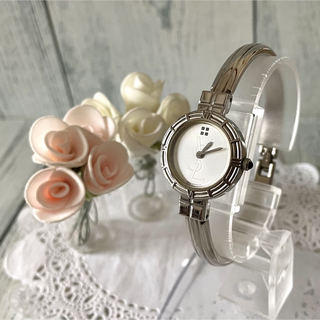 イヴサンローラン(Yves Saint Laurent)の【美品】Yves Saint Laurent 腕時計 パールホワイト ラウンド(腕時計)