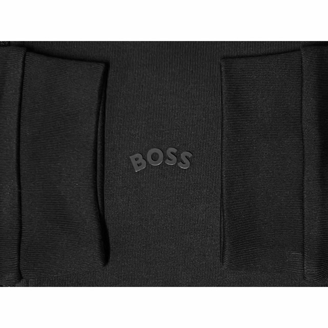 HUGO BOSS(ヒューゴボス)のヒューゴボス  新品未使用　Mサイズ  トラックスーツ　黒　HUGO BOSS メンズのトップス(スウェット)の商品写真