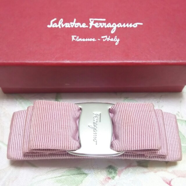 Salvatore Ferragamo(サルヴァトーレフェラガモ)のferragamoヴァラリボンバレッタ レディースのヘアアクセサリー(バレッタ/ヘアクリップ)の商品写真