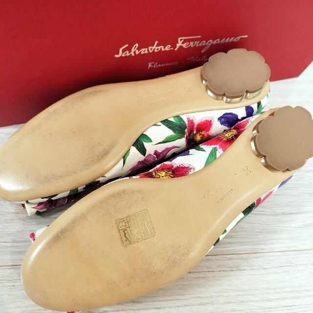 Salvatore Ferragamo(サルヴァトーレフェラガモ)の5C フェラガモ レディースの靴/シューズ(バレエシューズ)の商品写真