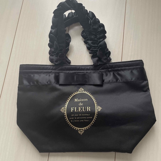 Maison de FLEUR(メゾンドフルール)のフリルハンドルトートバッグ 黒 レディースのバッグ(トートバッグ)の商品写真