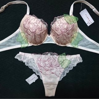 トリンプ(Triumph)のトリンプ フロラーレ001 D70&TバックM ピンク FLORALE 新品タグ(ブラ&ショーツセット)