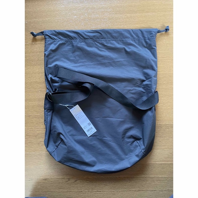 UNIQLO(ユニクロ)のUNIQLO Uドローストリングショルダーバッグ2点 メンズのバッグ(ショルダーバッグ)の商品写真