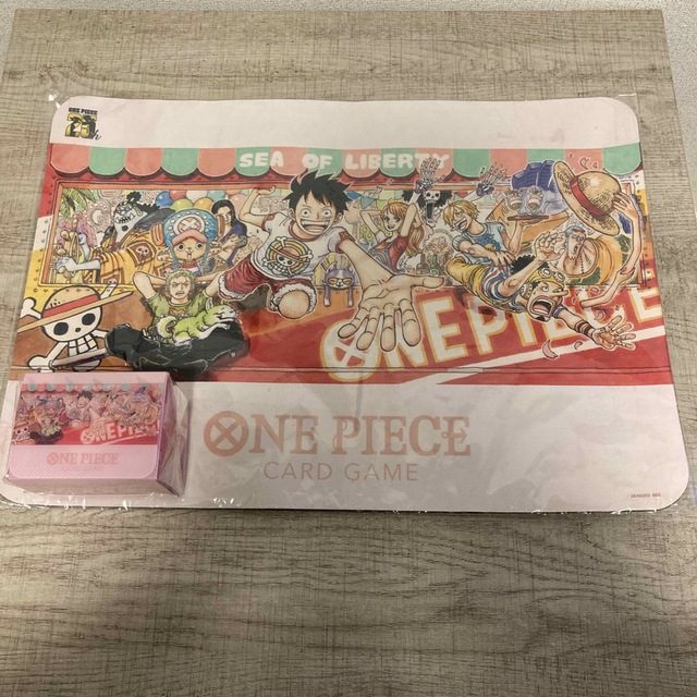 ONE PIECE(ワンピース)のぽん様専用　ワンピース　限定プレイマット、クリアカードケース　一般未発売品 エンタメ/ホビーのトレーディングカード(カードサプライ/アクセサリ)の商品写真