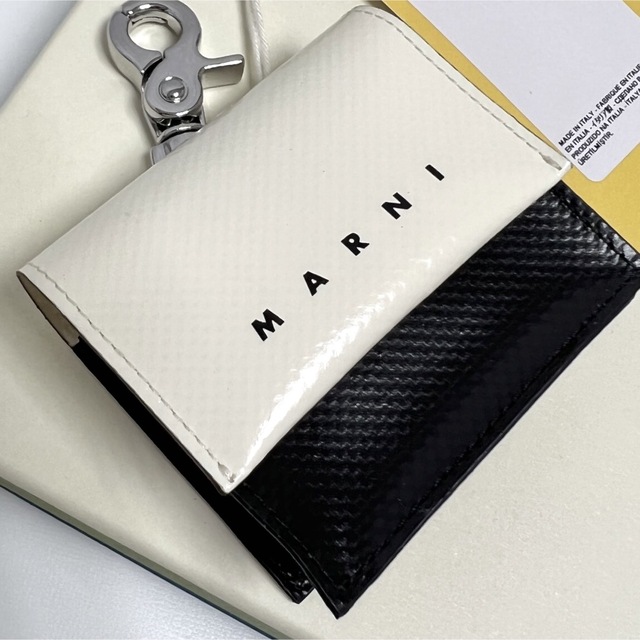 Marni(マルニ)の新品 マルニ PVC エアポッズ ホルダー Airpods イヤフォン ケース スマホ/家電/カメラのスマホアクセサリー(モバイルケース/カバー)の商品写真