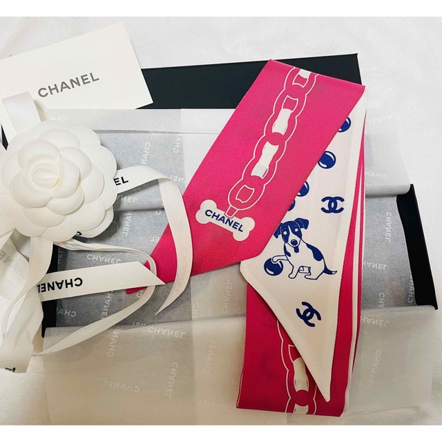 2022セール CHANEL レア♪CHANEL シャネル ヘアバンド 細スカーフ ツイリー 犬 ピンク バンダナ+スカーフ 