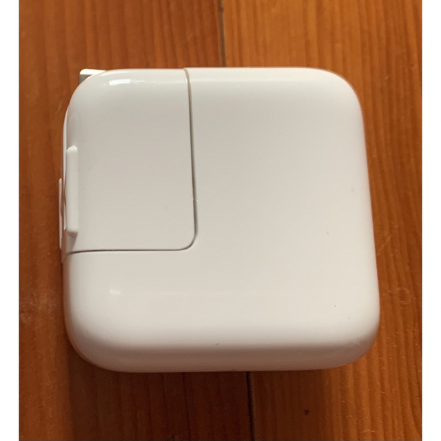 Apple(アップル)のApple充電器　純正品　10W スマホ/家電/カメラのスマートフォン/携帯電話(バッテリー/充電器)の商品写真