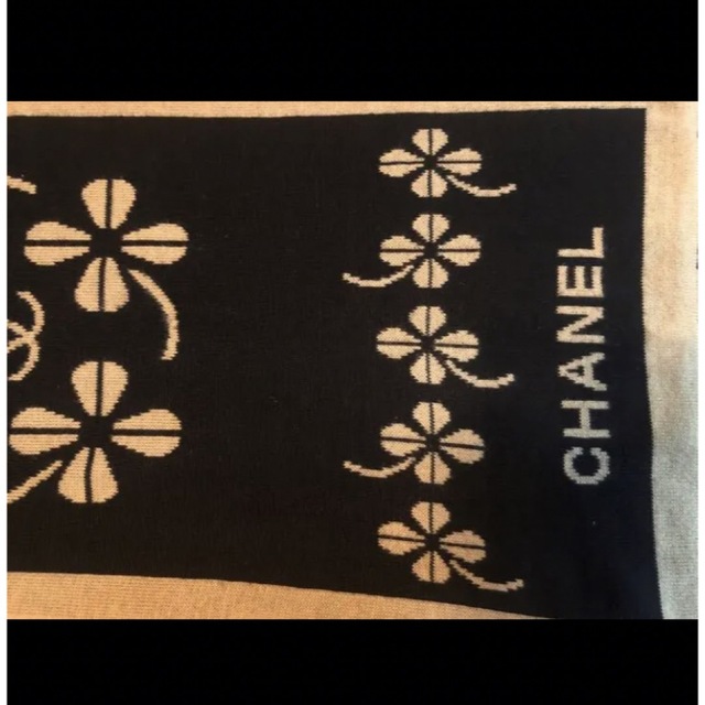 CHANEL(シャネル)の【CHANEL】マフラー　ストール  ココマーク　クローバー レディースのファッション小物(マフラー/ショール)の商品写真