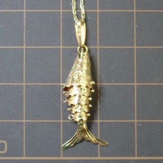 K18ネックレス 18金 魚モチーフネックレス 地金ネックレス ルアー 魚釣り レディースのアクセサリー(ネックレス)の商品写真