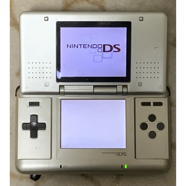 ニンテンドーDS(ニンテンドーDS)の任天堂　初代DS 本体のみ　ペンなし エンタメ/ホビーのゲームソフト/ゲーム機本体(携帯用ゲーム機本体)の商品写真
