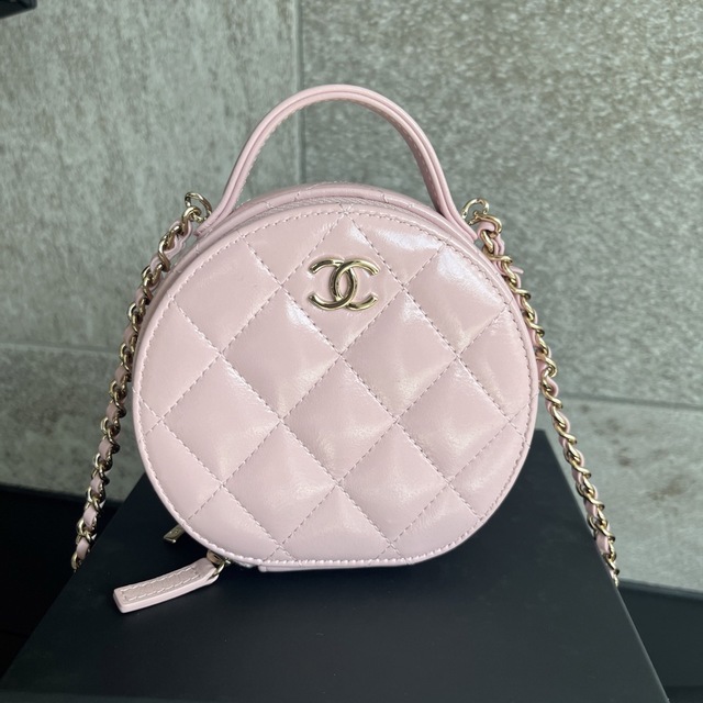 CHANEL(シャネル)のCheese様専用　CHANEL ミニバック　マトラッセ　チェーンクラッチ レディースのバッグ(ショルダーバッグ)の商品写真