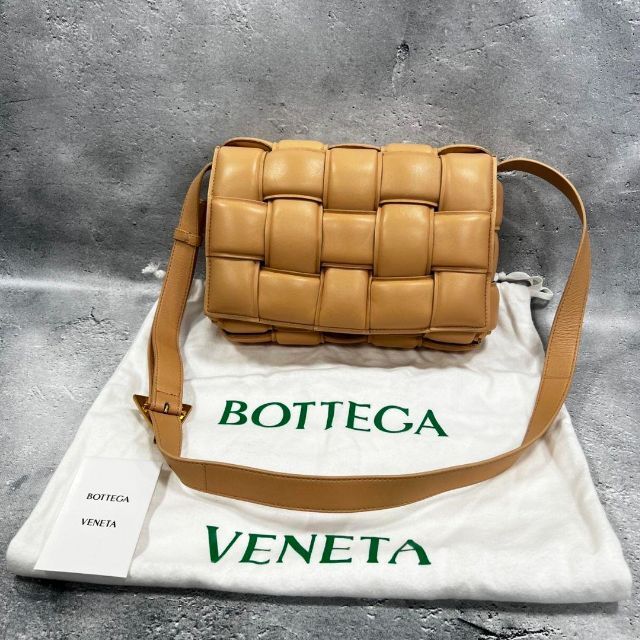 期間限定特別価格 Bottega Veneta レザー キャラメル ショルダーバッグ パデッドカセット ボッテガヴェネタ ショルダーバッグ 