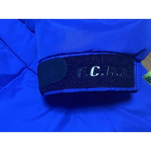 F.C.R.B.(エフシーアールビー)の[美品]ブリストルダウンJKT/FCRB/青×黒/Sサイズ メンズのジャケット/アウター(ダウンジャケット)の商品写真