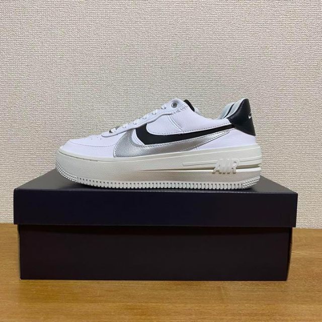 NIKE(ナイキ)の24cm【新品】ナイキ エアフォース1 プラットフォーム LV8 レディースの靴/シューズ(スニーカー)の商品写真