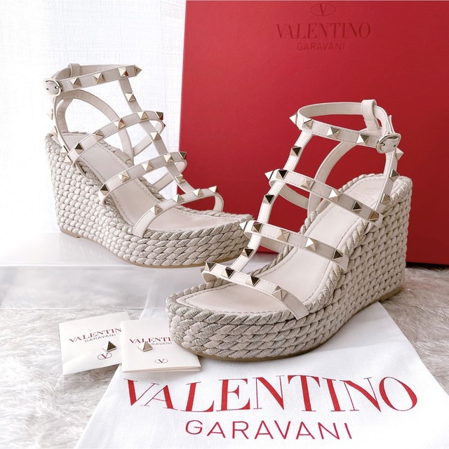 valentino garavani(ヴァレンティノガラヴァーニ)のvalentino ヴァレンティノ　ロックスタッズ ウェッジサンダル　レア美品 レディースの靴/シューズ(サンダル)の商品写真