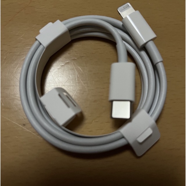 iPhone充電器 USB-C ライトニングケーブル 純正 スマホ/家電/カメラのスマートフォン/携帯電話(バッテリー/充電器)の商品写真