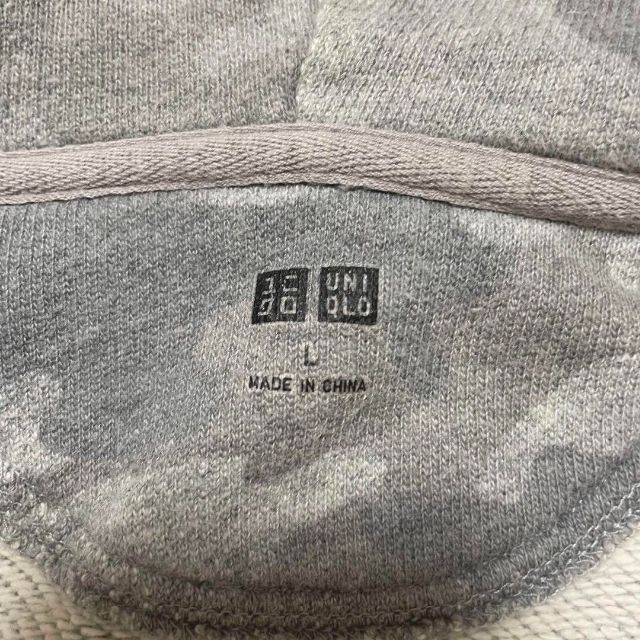 UNIQLO(ユニクロ)の1908 ユニクロ UNIQLO パーカー グレー系 フード ジップ 迷彩 総柄 メンズのトップス(パーカー)の商品写真